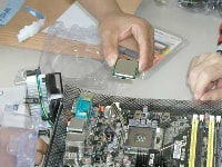 CPUをマザーボードにはめ込みますが、ピンを折らぬように注意深く・・・ 
