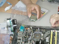 CPUをマザーボードにはめ込みますが、ピンを折らぬように注意深く・・・ 