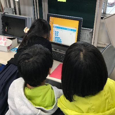 scratch画面を眺める子供たち